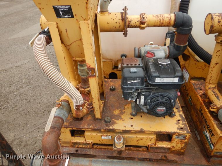 image for item IV9503 2001 International 4700  flatbed truck with mud mixer