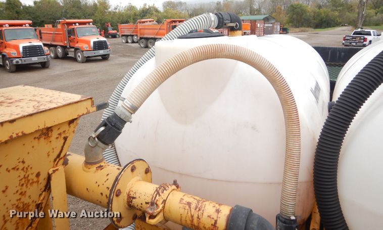 image for item IV9503 2001 International 4700  flatbed truck with mud mixer