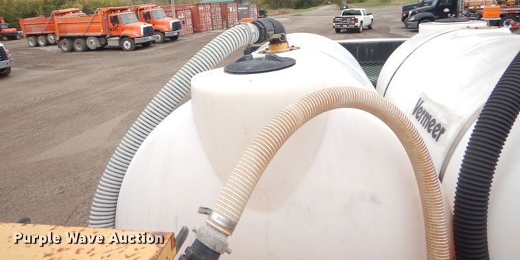 image for item IV9503 2001 International 4700  flatbed truck with mud mixer