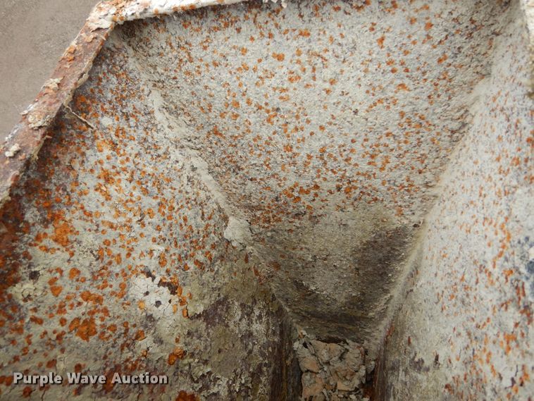 image for item IV9503 2001 International 4700  flatbed truck with mud mixer