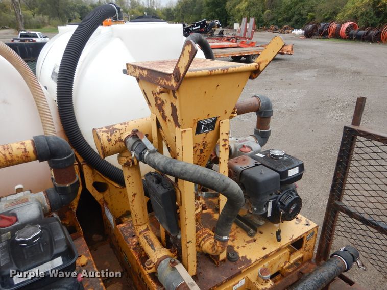 image for item IV9503 2001 International 4700  flatbed truck with mud mixer