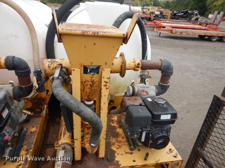 image for item IV9503 2001 International 4700  flatbed truck with mud mixer