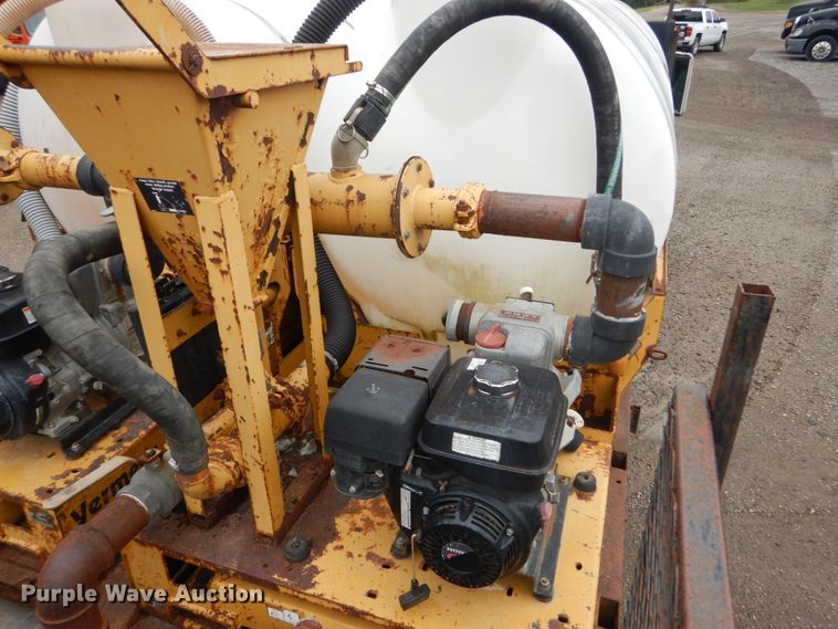 image for item IV9503 2001 International 4700  flatbed truck with mud mixer