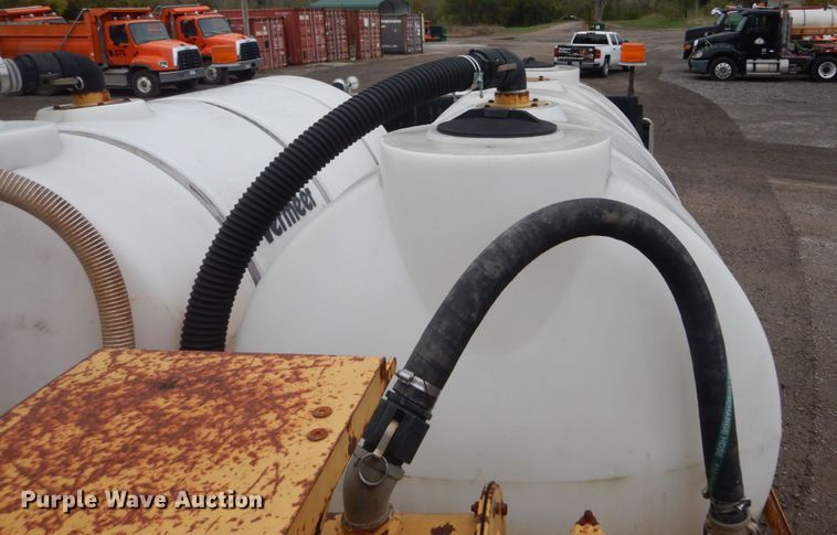 image for item IV9503 2001 International 4700  flatbed truck with mud mixer