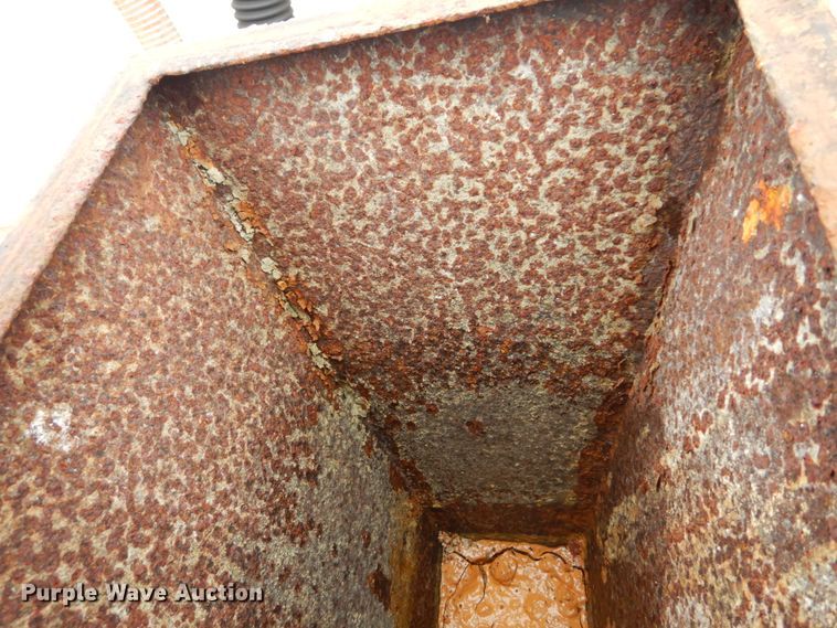 image for item IV9503 2001 International 4700  flatbed truck with mud mixer