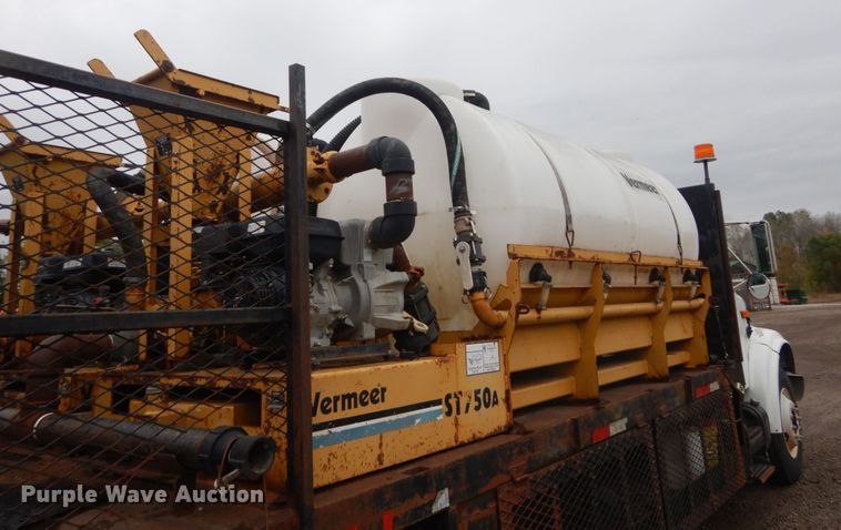 image for item IV9503 2001 International 4700  flatbed truck with mud mixer