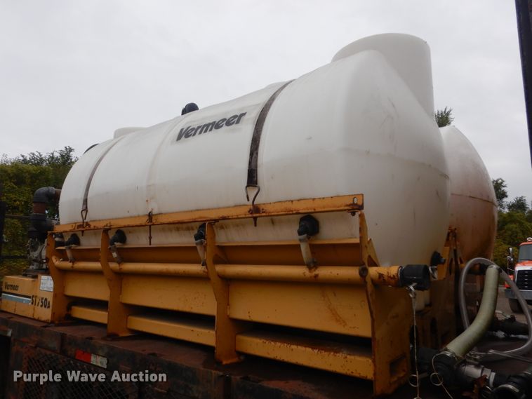 image for item IV9503 2001 International 4700  flatbed truck with mud mixer