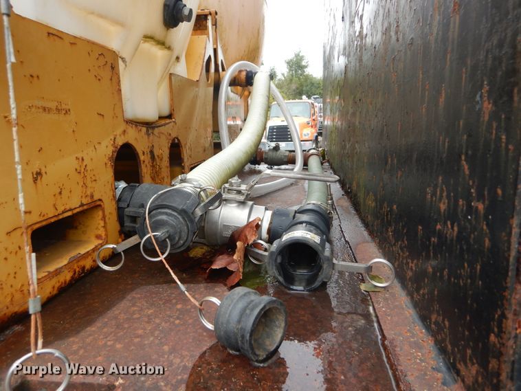 image for item IV9503 2001 International 4700  flatbed truck with mud mixer