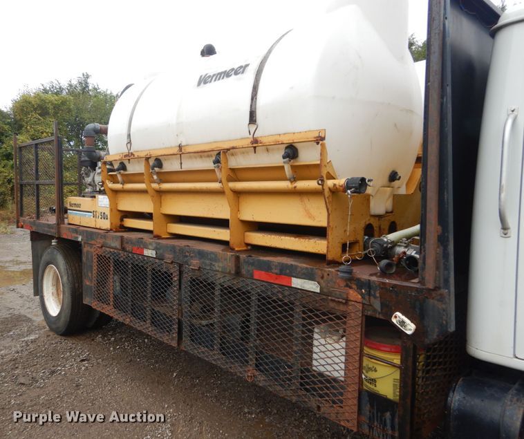 image for item IV9503 2001 International 4700  flatbed truck with mud mixer