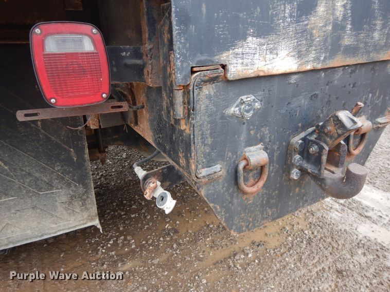 image for item IV9503 2001 International 4700  flatbed truck with mud mixer