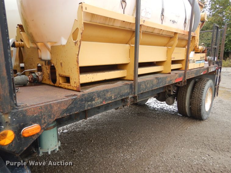 image for item IV9503 2001 International 4700  flatbed truck with mud mixer