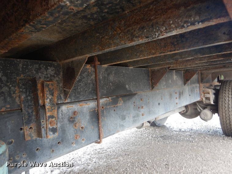 image for item IV9503 2001 International 4700  flatbed truck with mud mixer