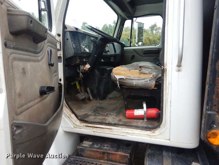 image for item IV9503 2001 International 4700  flatbed truck with mud mixer