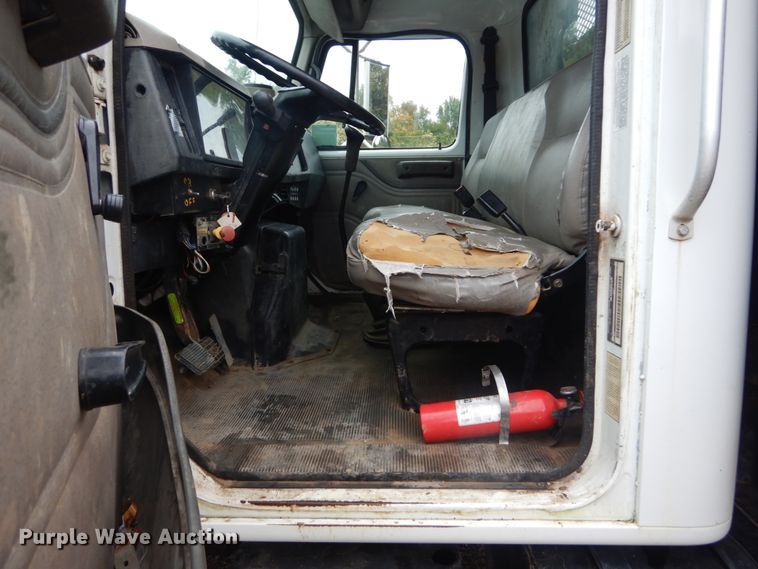 image for item IV9503 2001 International 4700  flatbed truck with mud mixer