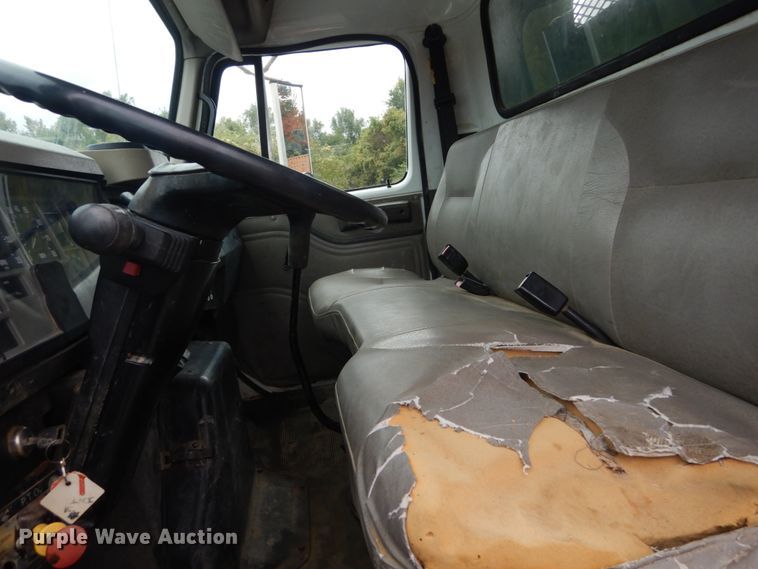 image for item IV9503 2001 International 4700  flatbed truck with mud mixer