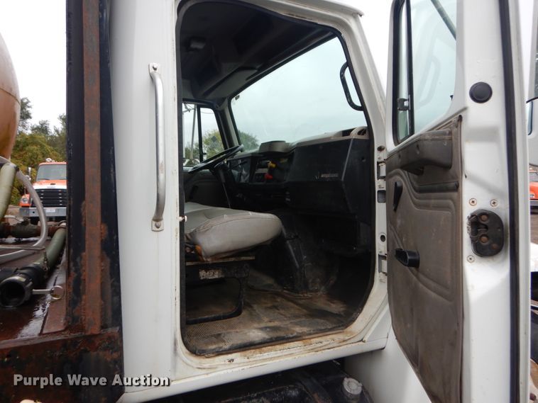 image for item IV9503 2001 International 4700  flatbed truck with mud mixer