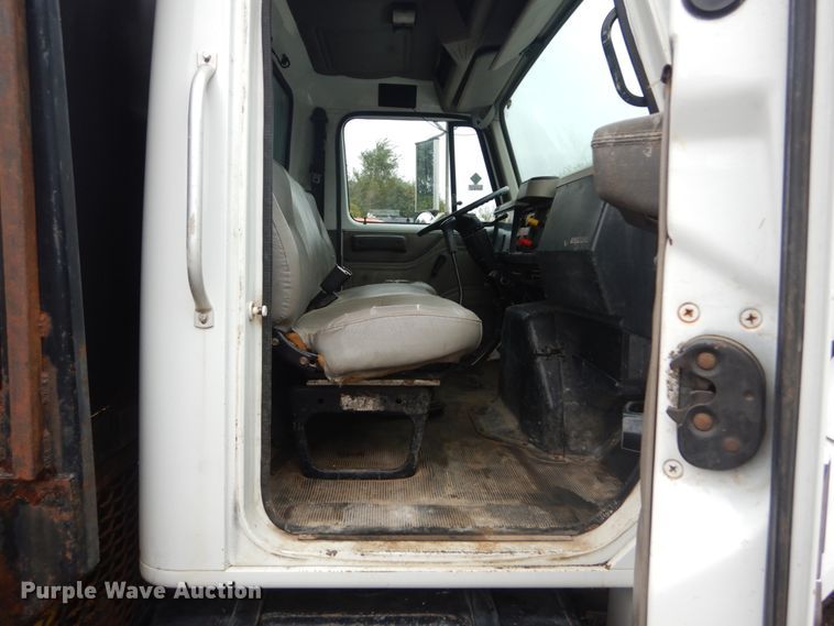 image for item IV9503 2001 International 4700  flatbed truck with mud mixer