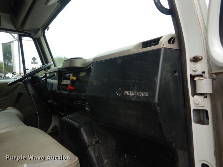 image for item IV9503 2001 International 4700  flatbed truck with mud mixer