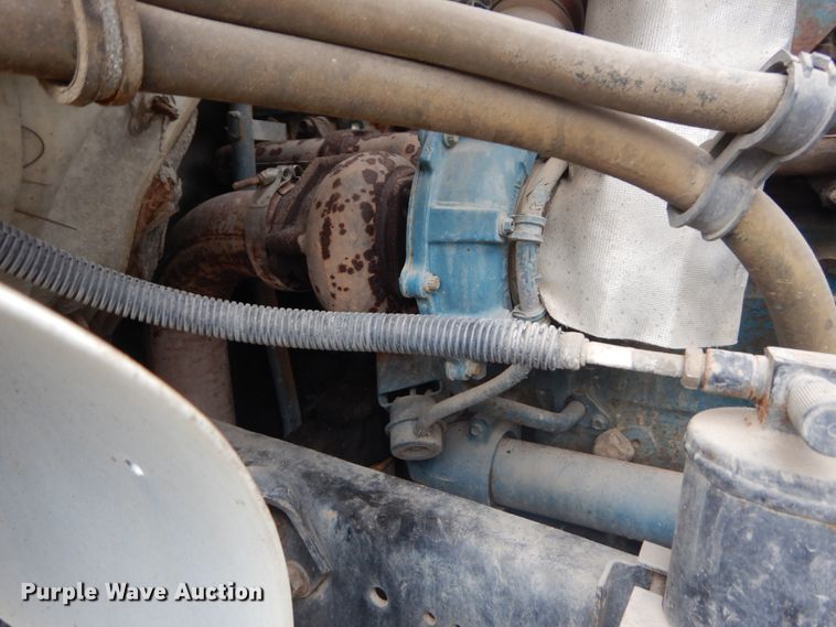 image for item IV9503 2001 International 4700  flatbed truck with mud mixer