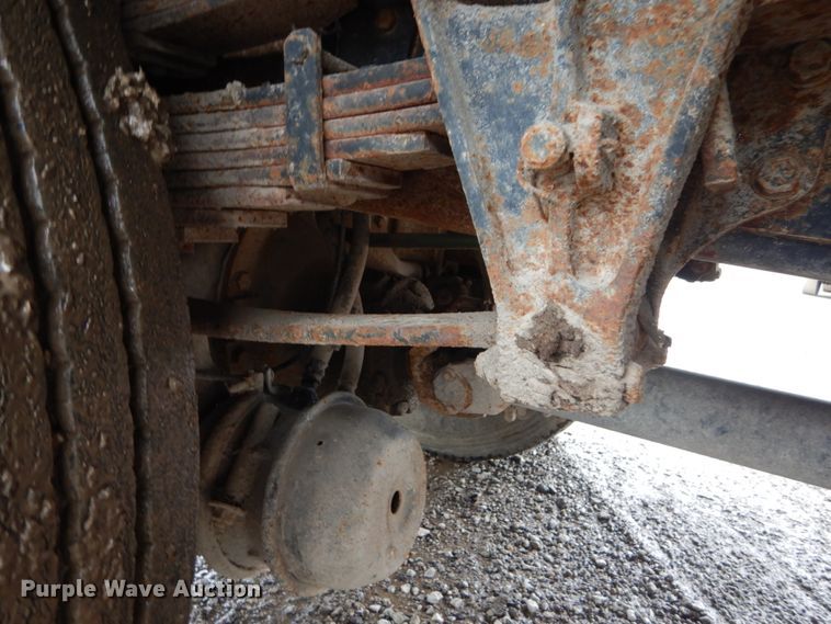 image for item IV9503 2001 International 4700  flatbed truck with mud mixer