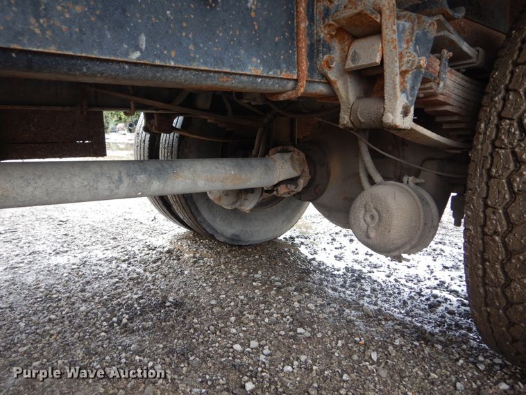 image for item IV9503 2001 International 4700  flatbed truck with mud mixer