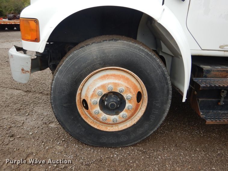 image for item IV9503 2001 International 4700  flatbed truck with mud mixer