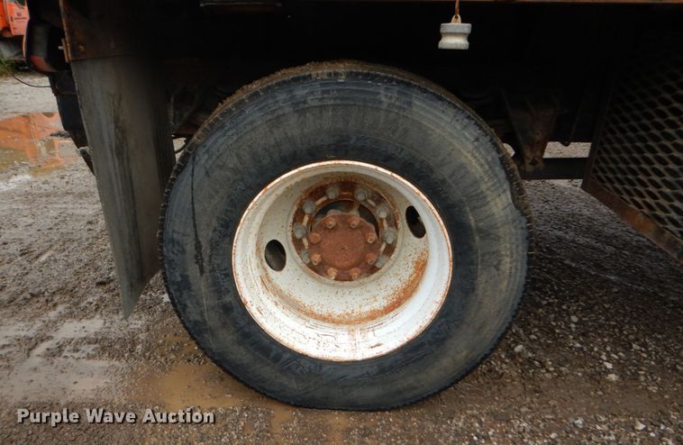 image for item IV9503 2001 International 4700  flatbed truck with mud mixer