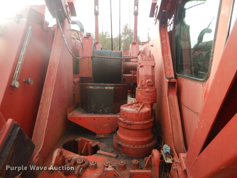image for item IV9523 1992 Manitowoc M65W  crane