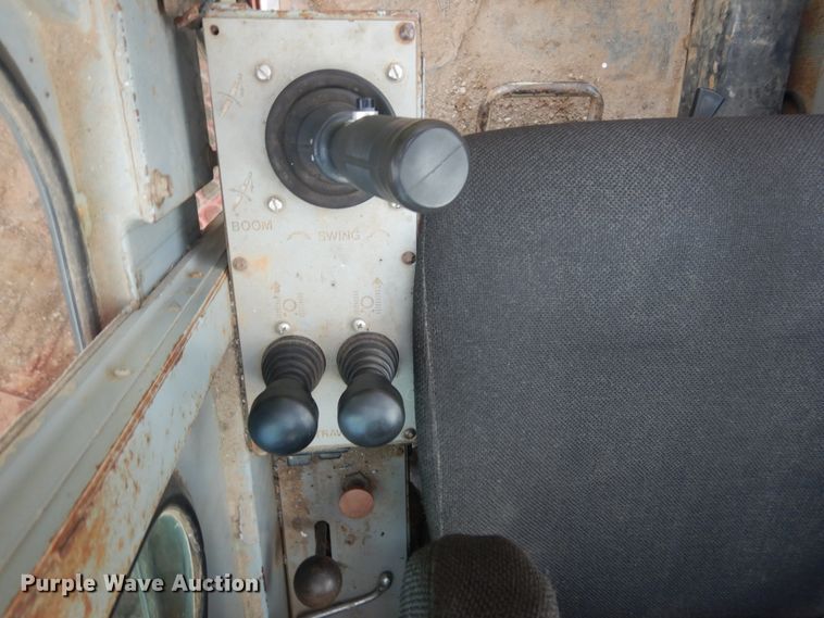 image for item IV9523 1992 Manitowoc M65W  crane