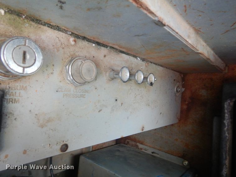 image for item IV9523 1992 Manitowoc M65W  crane