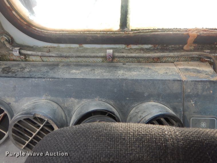 image for item IV9523 1992 Manitowoc M65W  crane