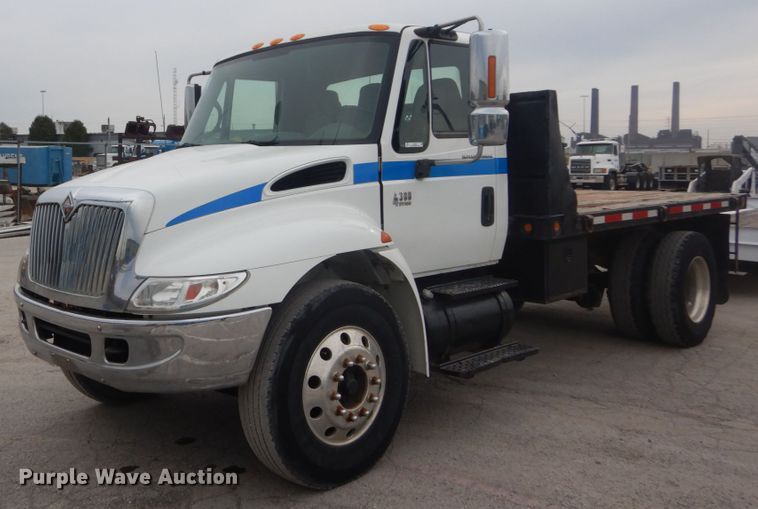 image for item IV9540 2004 International 4300  flatbed truck