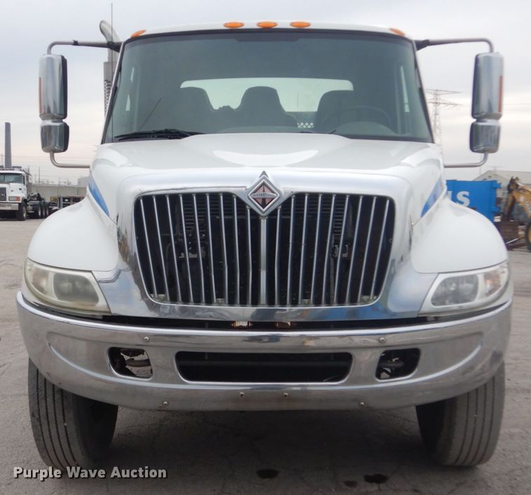 image for item IV9540 2004 International 4300  flatbed truck