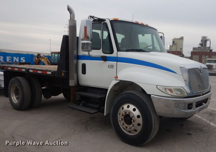 image for item IV9540 2004 International 4300  flatbed truck