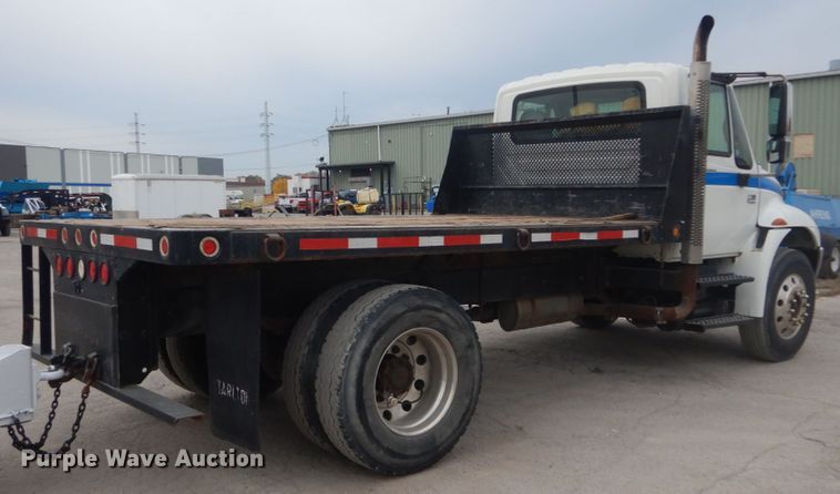 image for item IV9540 2004 International 4300  flatbed truck