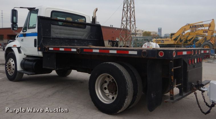 image for item IV9540 2004 International 4300  flatbed truck