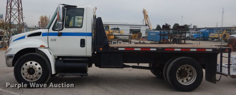 image for item IV9540 2004 International 4300  flatbed truck