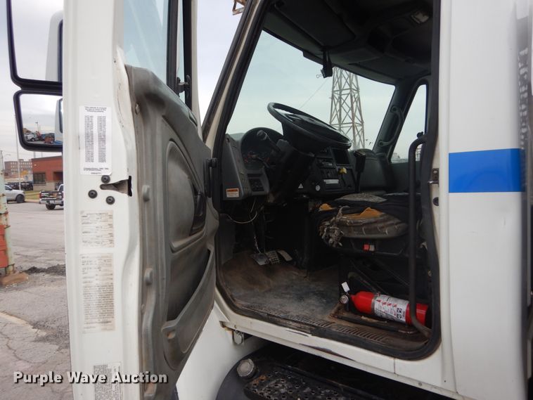 image for item IV9540 2004 International 4300  flatbed truck