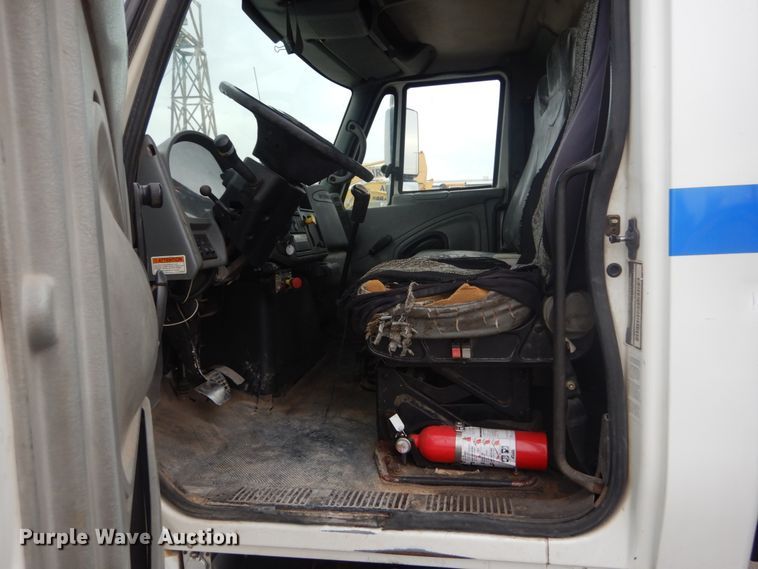 image for item IV9540 2004 International 4300  flatbed truck