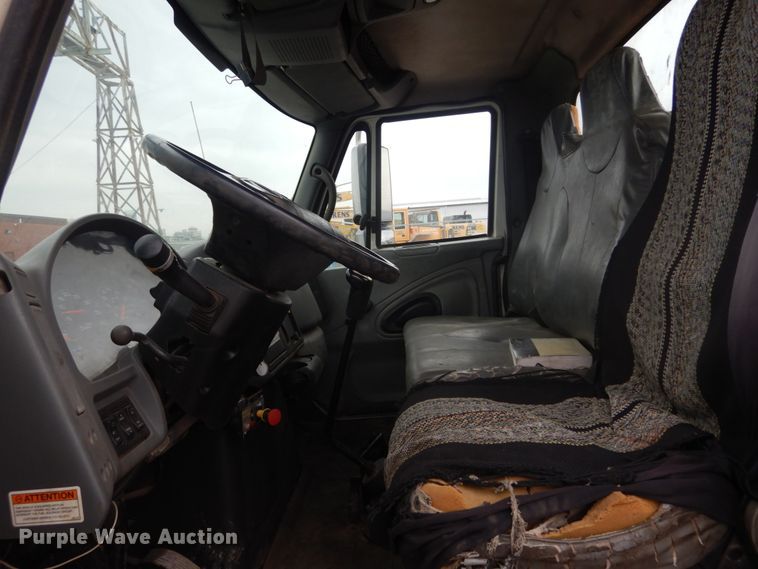 image for item IV9540 2004 International 4300  flatbed truck