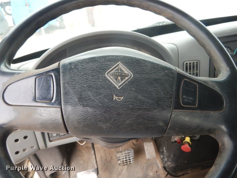 image for item IV9540 2004 International 4300  flatbed truck