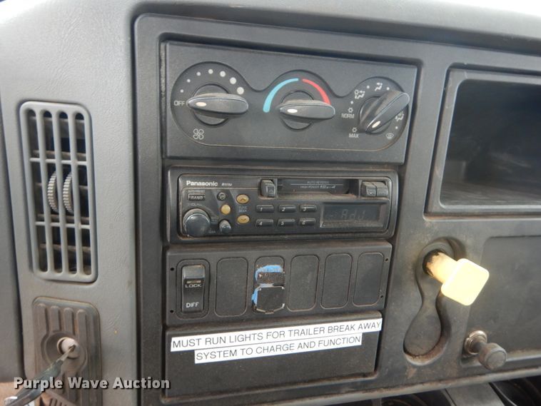 image for item IV9540 2004 International 4300  flatbed truck