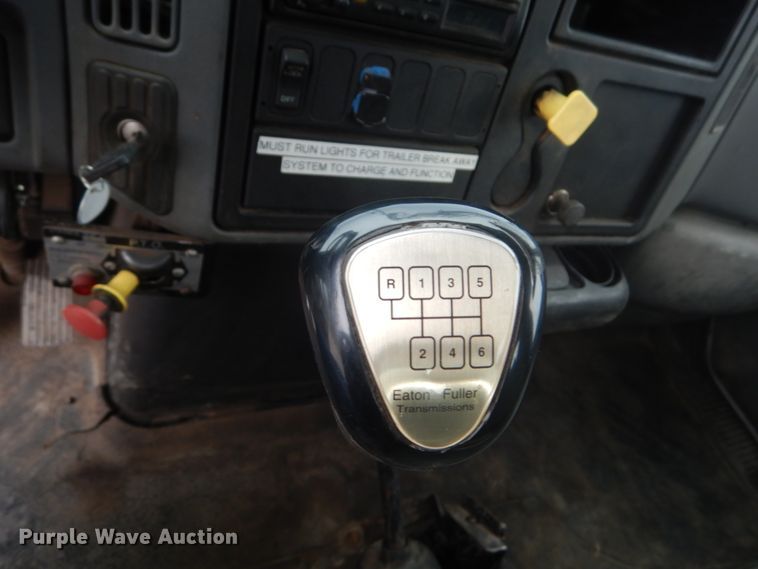 image for item IV9540 2004 International 4300  flatbed truck