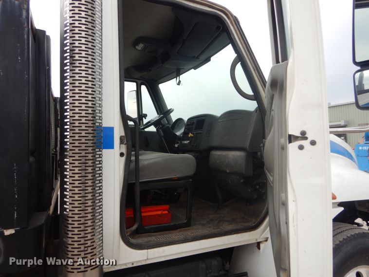 image for item IV9540 2004 International 4300  flatbed truck