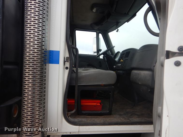 image for item IV9540 2004 International 4300  flatbed truck