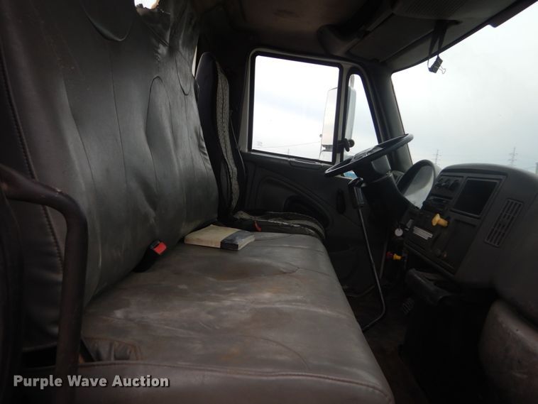 image for item IV9540 2004 International 4300  flatbed truck