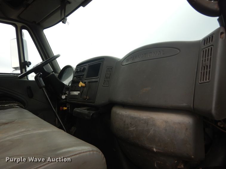 image for item IV9540 2004 International 4300  flatbed truck