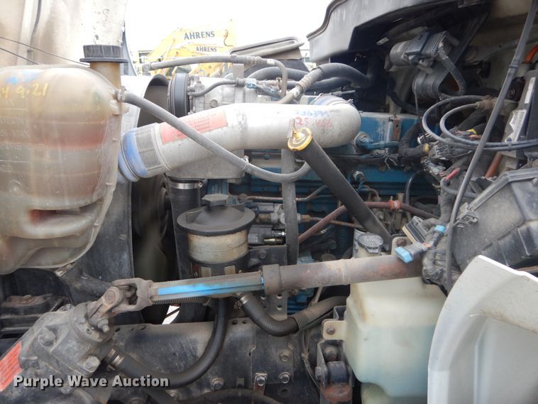 image for item IV9540 2004 International 4300  flatbed truck