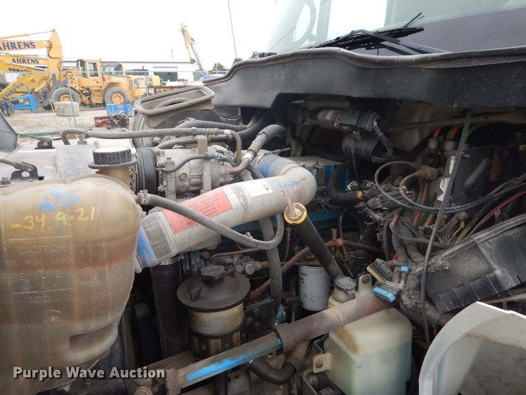 image for item IV9540 2004 International 4300  flatbed truck