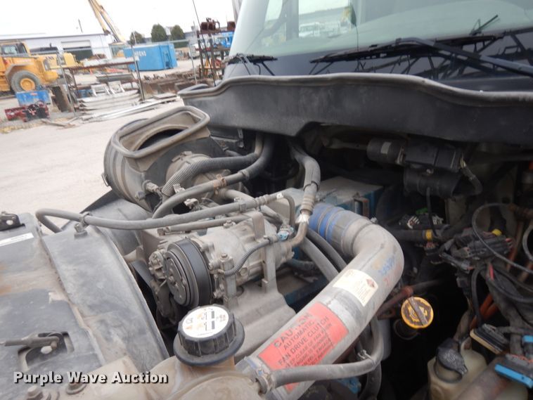 image for item IV9540 2004 International 4300  flatbed truck